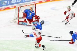 Simon Gnyp erzielt die 2:1-Führung für den EC Bad Nauheim in Düsseldorf.