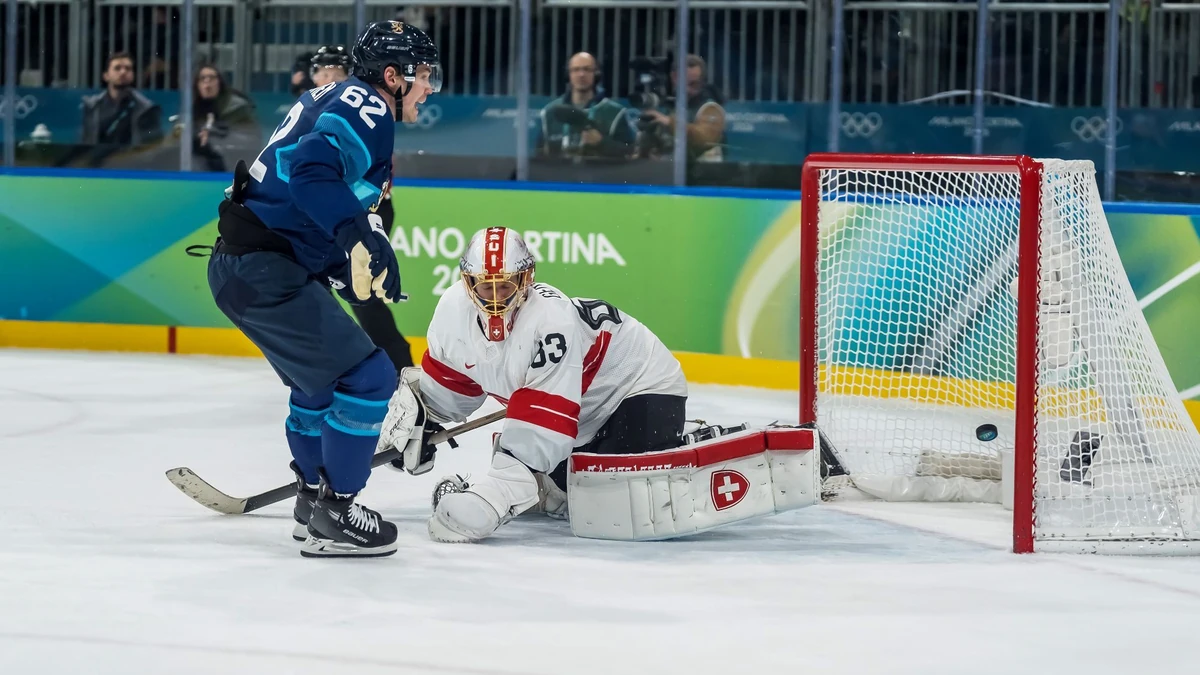Der Stich ins Schweizer Eishockey-Herz: Artturi Lehkonen erzielt den Siegtreffer für Finnland.