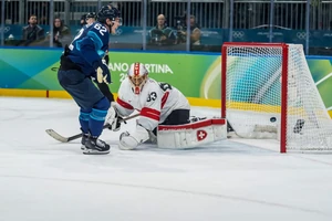 Der Stich ins Schweizer Eishockey-Herz: Artturi Lehkonen erzielt den Siegtreffer für Finnland.