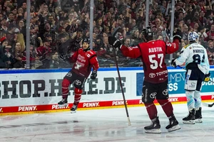 Tanner Kero (links) bejubelt den Treffer zum 3:0 für die Kölner Haie gegen die Dresdner Eislöwen.