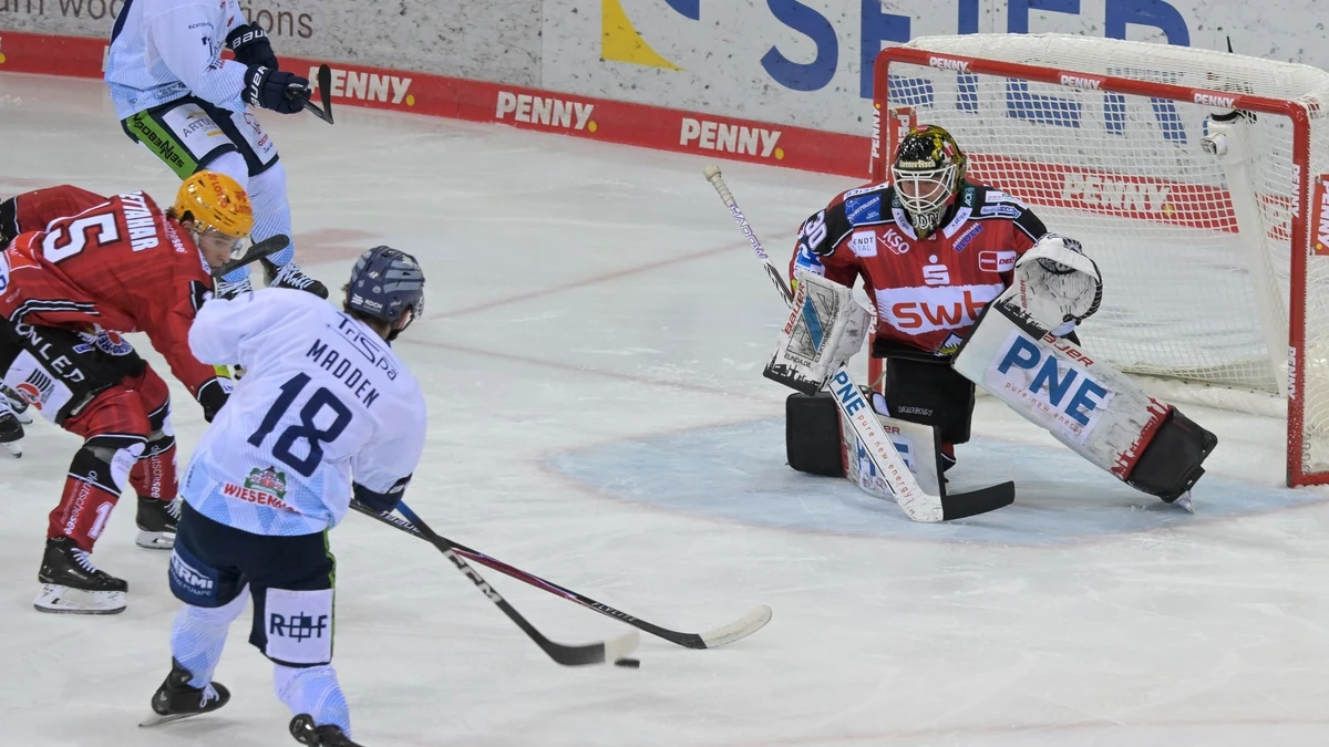 Tyler Madden erzielt in dieser Szene das 1:0 für die Straubing Tigers in Bremerhaven.