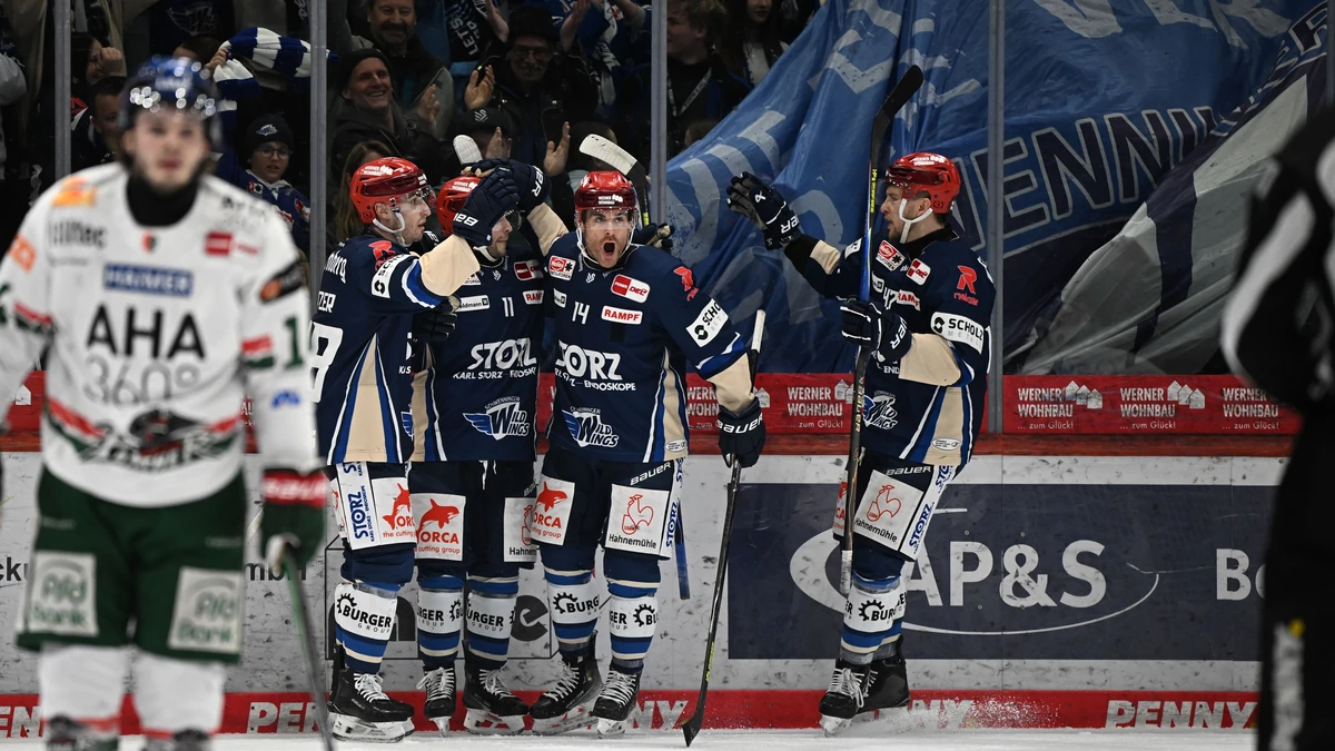 Die Schwenninger Wild Wings feiern den Einzug in die Play-offs.