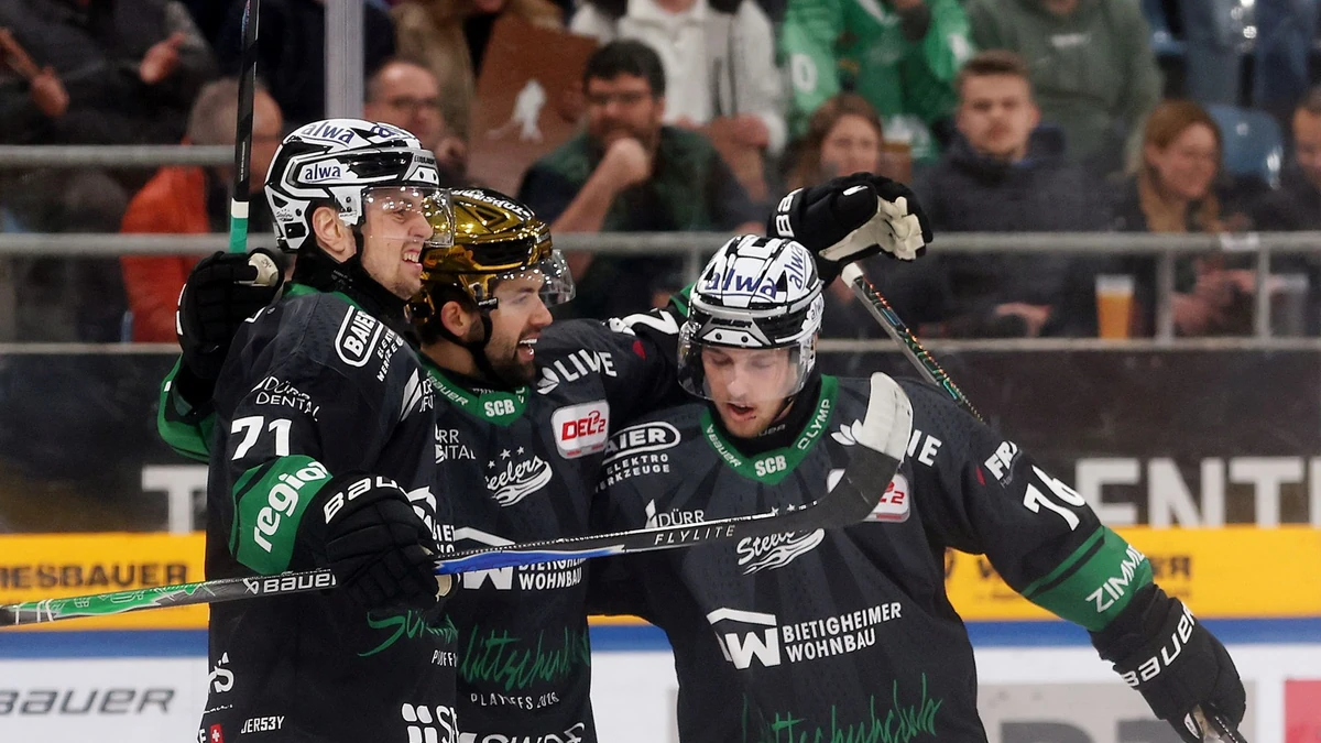 Cole Fonstad (Mitte) erzielte den Siegtreffer für die Bietigheim Steelers. Bastian Eckl (links) war zuvor der Ausgleich gelungen.