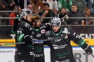 Cole Fonstad (Mitte) erzielte den Siegtreffer für die Bietigheim Steelers. Bastian Eckl (links) war zuvor der Ausgleich gelungen.