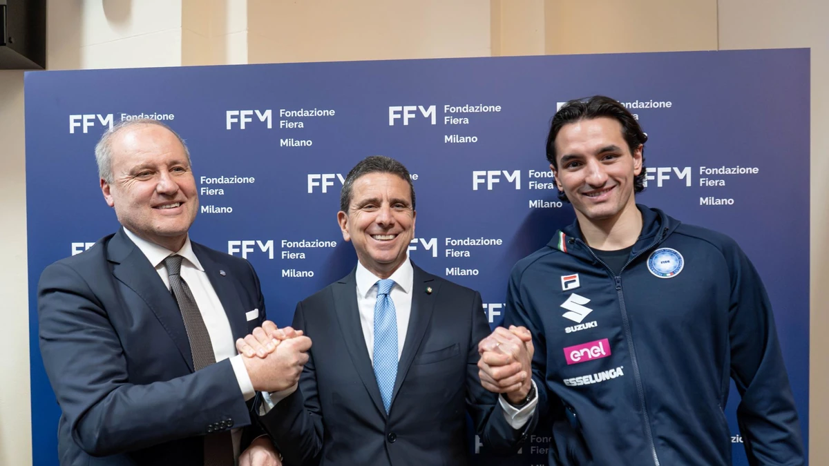 Andrea Gios, Präsident des italienischen Eissportverbandes, und Giovanni Bozzetti präsentieren mit dem aus Mailand stammenden italienischen Nationaltorhüter Davide Fadani (von links) die Plänge für die Eishockey-Zukunft in Mailand.