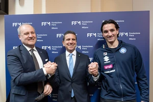 Andrea Gios, Präsident des italienischen Eissportverbandes, und Giovanni Bozzetti präsentieren mit dem aus Mailand stammenden italienischen Nationaltorhüter Davide Fadani (von links) die Plänge für die Eishockey-Zukunft in Mailand.