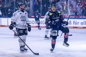Moritz Kretzschmar (rechts) jubelt nach seinem Treffer zum 2:0 im ersten Halbfinalspiel gegen Köln.