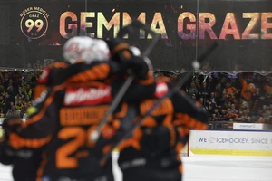 Jubel in Graz: Die 99ers haben das erste ICEHL-Finalspiel gegen den HC Pustertal gewonnen.