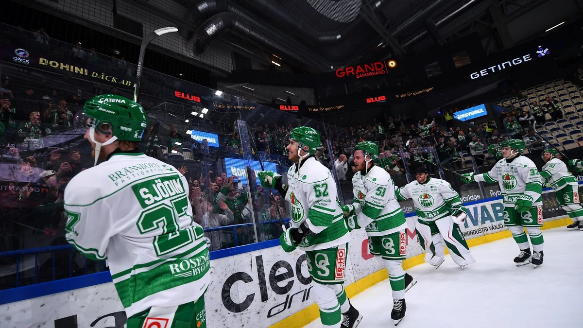 Die Spieler von Rögle BK feiern mit den Fans den Einzug ins SHL-Play-off-Finale.