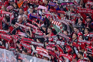 Die Fans der Kölner Haie wehren sich gegen das CHL-Heimspiel in Krefeld.