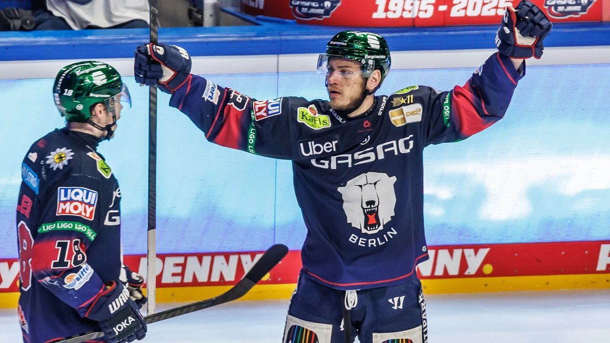 Eishockey, Männer: DEL, Eisbären Berlin - Adler Mannheim, Meisterschaftsrunde, Finale, 2. Spieltag, Uber Arena. Leo Pföderl (r, Eisbären Berlin) trifft zum 4:0.