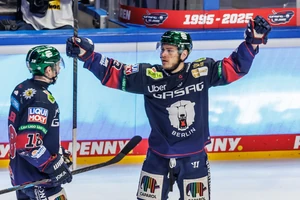 Eishockey, Männer: DEL, Eisbären Berlin - Adler Mannheim, Meisterschaftsrunde, Finale, 2. Spieltag, Uber Arena. Leo Pföderl (r, Eisbären Berlin) trifft zum 4:0.