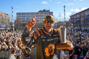 Der Däne Mikkel Aagaard feiert mit Skellefteå AIK die schwedische Meisterschaft.
