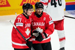 Macklin Celebrini und Sidney Crosby - Team Kanada während der 2026 IIHF Eishockey WM