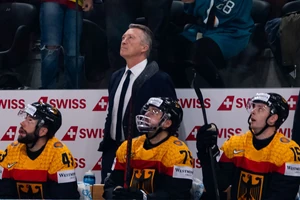 Bundestrainer Harold Kreis und seine Spieler müssen auf möglichst günstige Ergebnisse der Konkurrenz hoffen - und selbst am Montag gegen Großbritannien gewinnen.