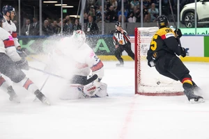 Der britische Torhüter Ben Bowns steht im Schnee, Frederik Tiffels (rechts) hat zum 2:0 getroffen.