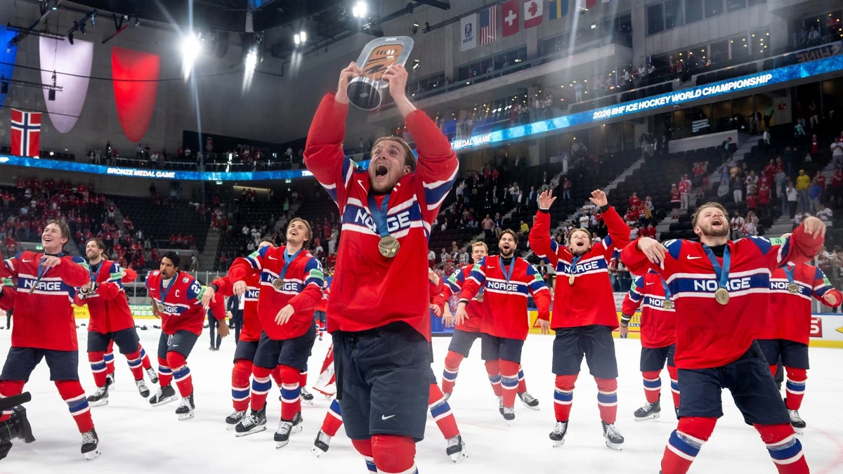 Die norwegische Nationalmannschaft jubelt mit dem Pokal für den dritten Platz.