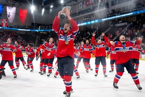 Die norwegische Nationalmannschaft jubelt mit dem Pokal für den dritten Platz.