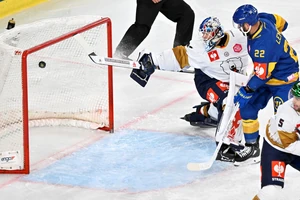 Hier schlägt es zum 0:1 hinter Eisbären-Goalie Jonas Neffin ein.