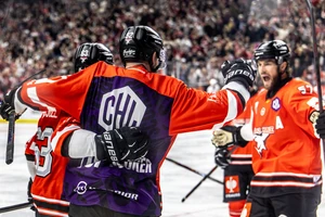 Marcel Noebels (im Vordergrund) wurde dem Topscorer-Trikot gerecht.