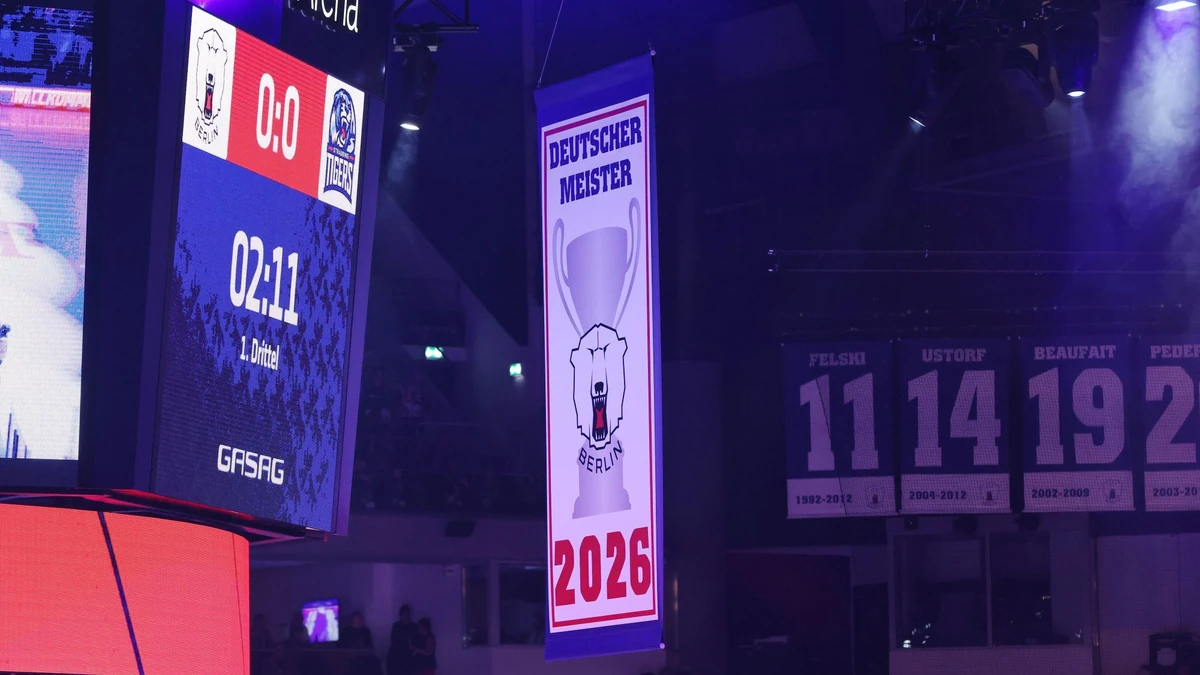 Das Meisterbanner 2026 hängt bei den Eisbären Berlin nun unter dem Hallendach.