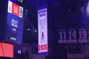 Das Meisterbanner 2026 hängt bei den Eisbären Berlin nun unter dem Hallendach.
