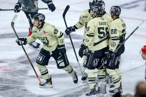 Bobby Lynch (links) war mit fünf Scorerpunkten am 8:4-Sieg der Grizzlys Wolfsburg in Köln beteiligt.
