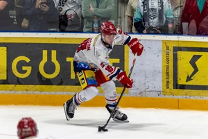 Dylan Jackson traf viermal für den Deggendorfer SC beim 10:2-Auswärtssieg in Passau.