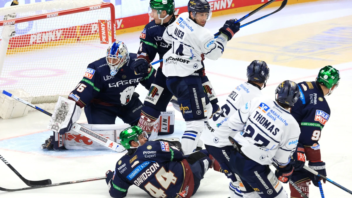 Jonas Neffin (im Bild Hintergrund) feiert gegen seine Heimatstadt einen Shutout.