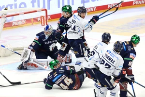 Jonas Neffin (im Bild Hintergrund) feiert gegen seine Heimatstadt einen Shutout.