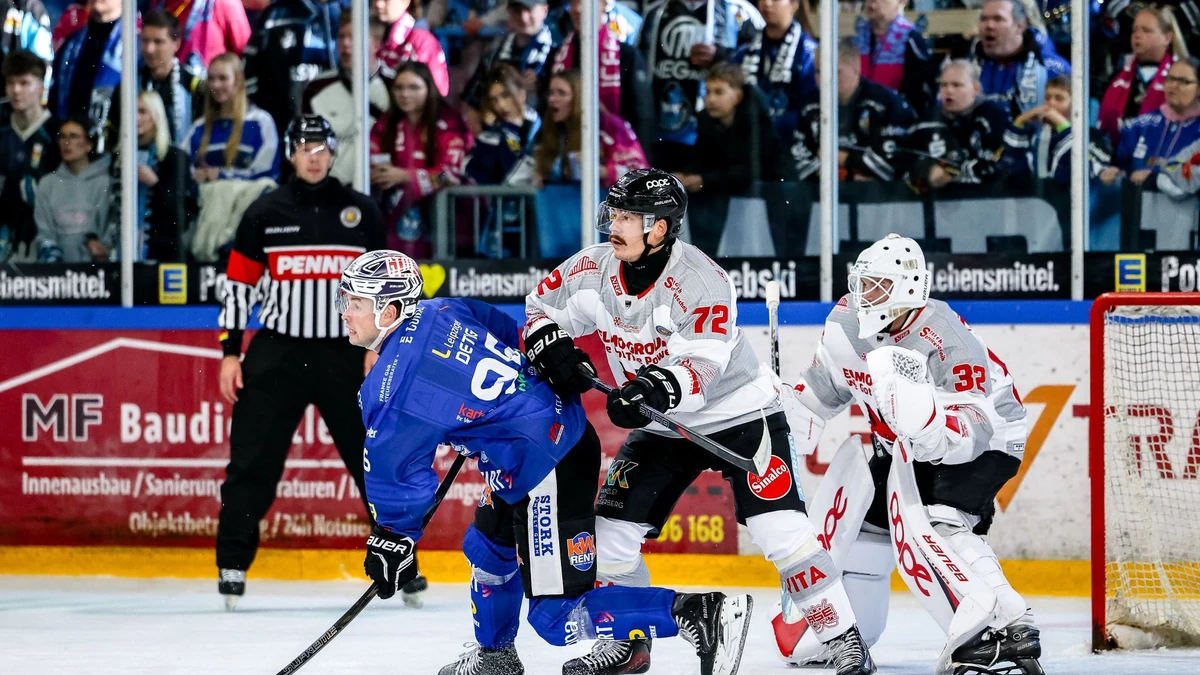 Die Icefighters Leipzig und die Füchse Duisburg lieferten sich ein spannendes Spiel. Tim Detig (links) erzielte schließlich den Siegtreffer.