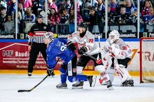 Die Icefighters Leipzig und die Füchse Duisburg lieferten sich ein spannendes Spiel. Tim Detig (links) erzielte schließlich den Siegtreffer.