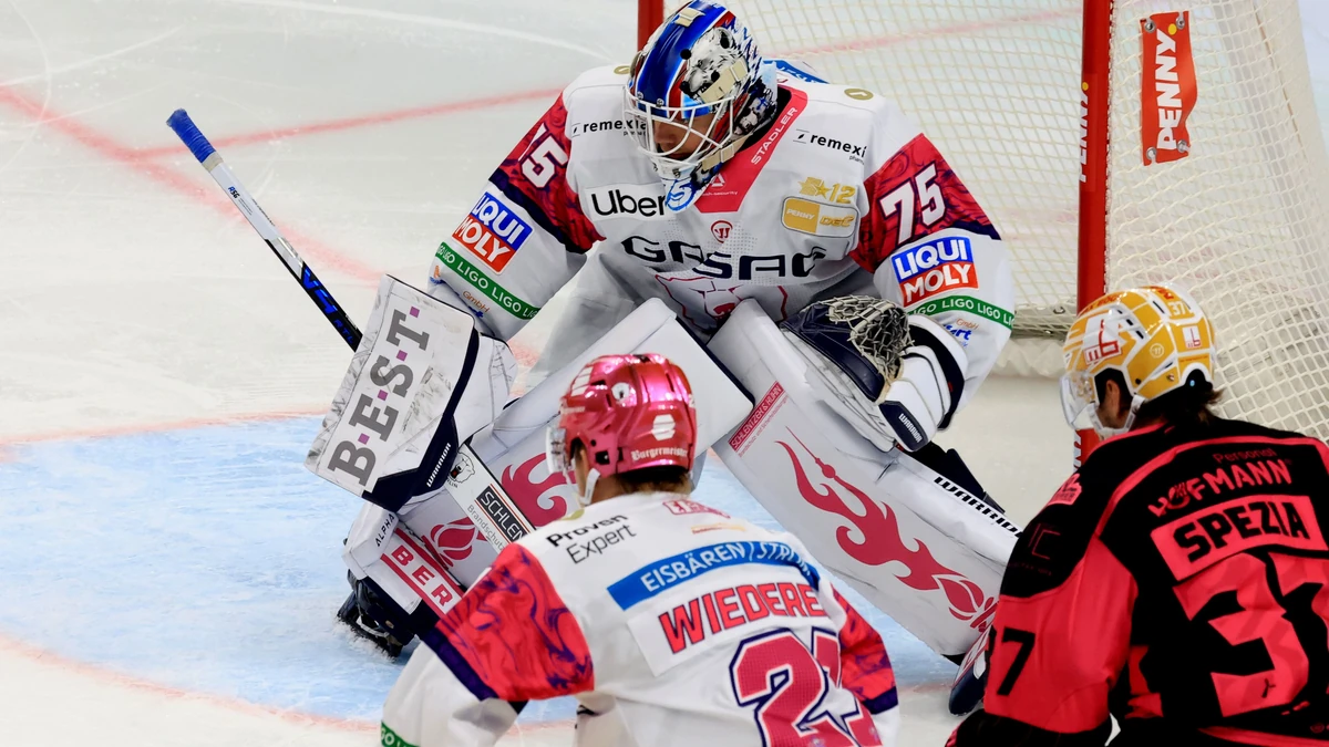 Torhüter Jonas Neffin mit auffälligen pinken Akzenten am Trikot zum Pinkoktober.