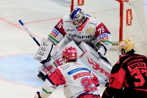 Torhüter Jonas Neffin mit auffälligen pinken Akzenten am Trikot zum Pinkoktober.