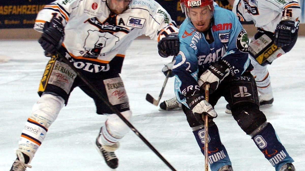 Zweikampf zwischen dem Ingolstädter Sean Tallaire (r) und dem Berliner Sven Felski am Freitag (26.03.2004) in Berlin. Im ersten Spiel des Playoff-Halbfinals um die deutsche Eishockeymeisterschaft trifft der EHC Eisbären Berlin auf den ERC Ingolstadt. Foto: Bernd Settnik dpa/lbn