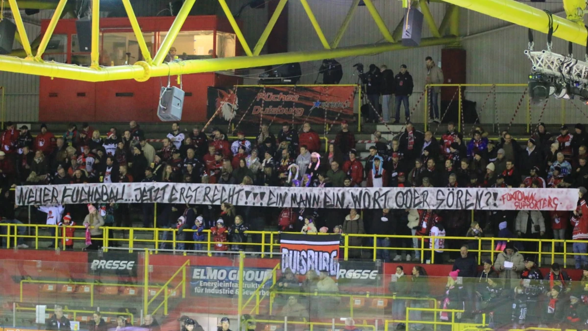Die Fans der Füchse erinnerten Oberbürgermeister Sören Link an sein Versprechen zum Neubau einer Eissporthalle in Duisburg.