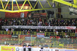 Die Fans der Füchse erinnerten Oberbürgermeister Sören Link an sein Versprechen zum Neubau einer Eissporthalle in Duisburg.