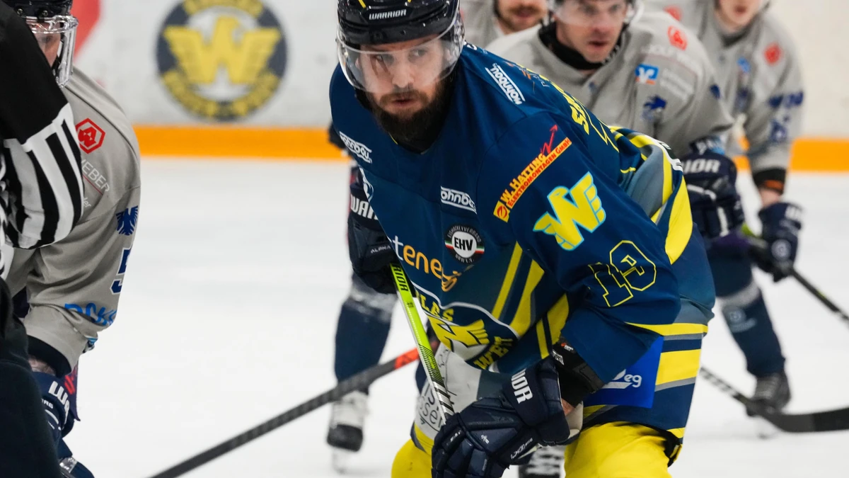 Essens Stürmer Enrico Saccomani (Bildvordergrund) im Derby gegen die Eisadler Dortmund.