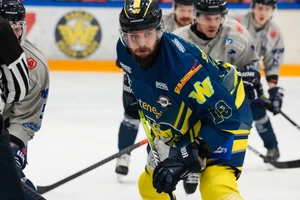 Essens Stürmer Enrico Saccomani (Bildvordergrund) im Derby gegen die Eisadler Dortmund.