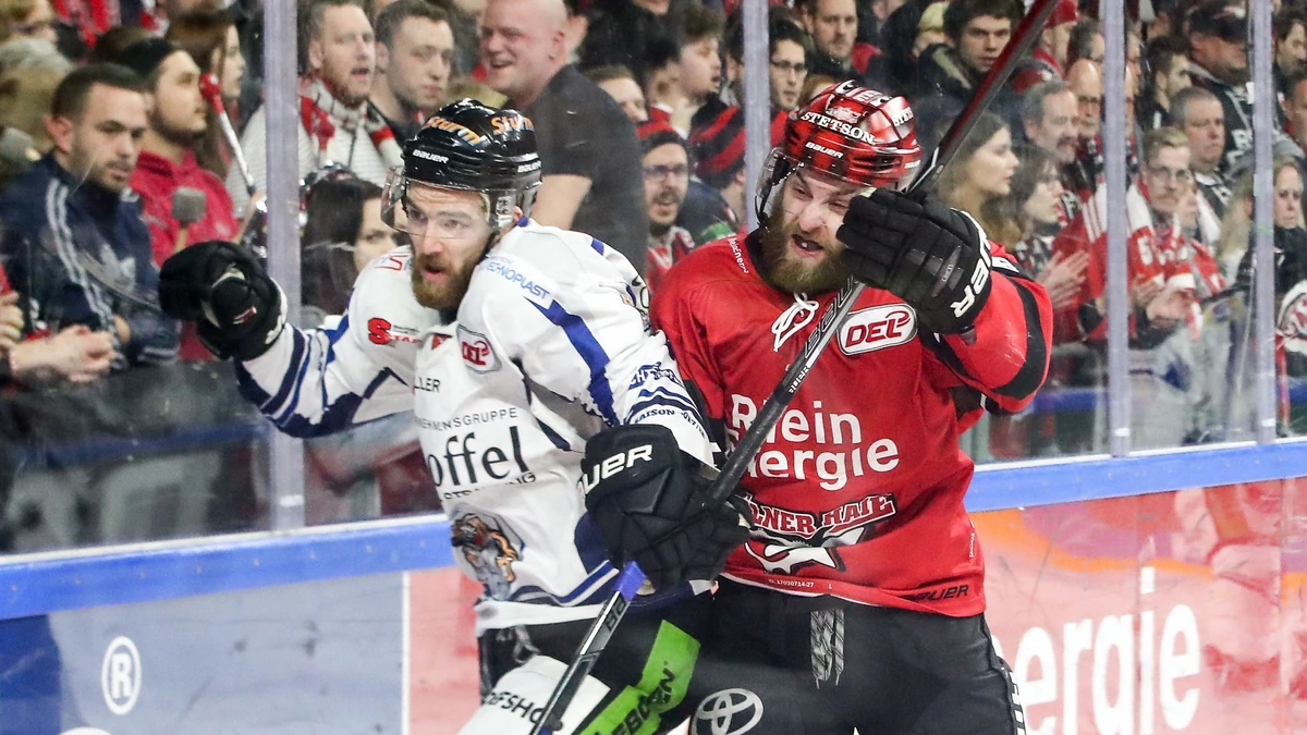 Damals noch im Trikot von Straubing, bald für die Haie: Austin Madaisky.