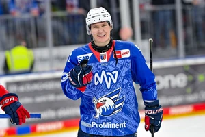 Zach Solow bleibt bei den Adlern.