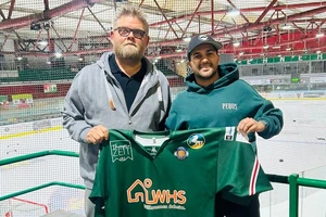 Trainer Dirk Schmitz begrüßt Sofiene Bräuner am Gysenberg.