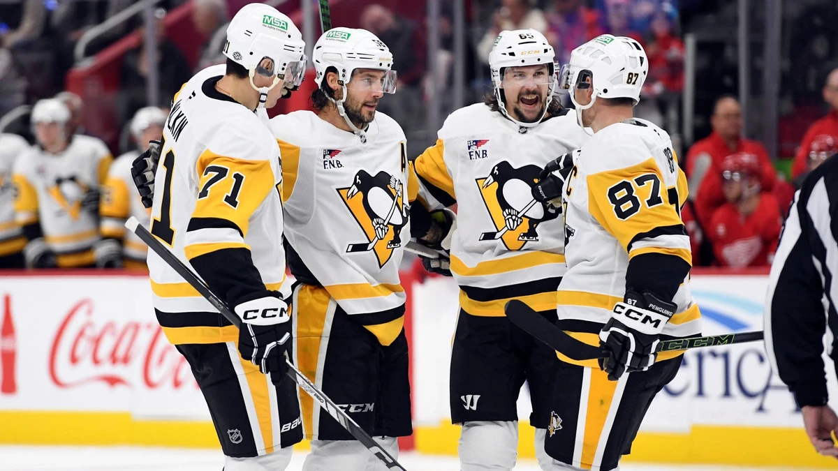 Evgeni Malkin, Kris Letang, und Sidney Crosby (v.l.n.r) - hier im Bild mit Erik Karlsson (Zweiter von rechts) - sind nun das erfolgreichste Trio der NHL-Geschichte.
