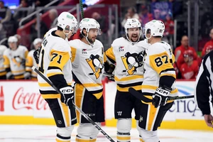 Evgeni Malkin, Kris Letang, und Sidney Crosby (v.l.n.r) - hier im Bild mit Erik Karlsson (Zweiter von rechts) - sind nun das erfolgreichste Trio der NHL-Geschichte.