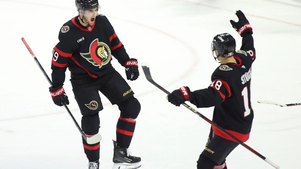 Tim Stützle (r.) und Drake Batherson (l.) feiern einen Treffer der Ottawa Senators.