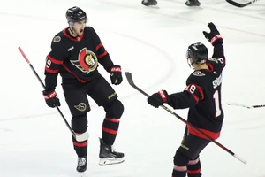 Tim Stützle (r.) und Drake Batherson (l.) feiern einen Treffer der Ottawa Senators.