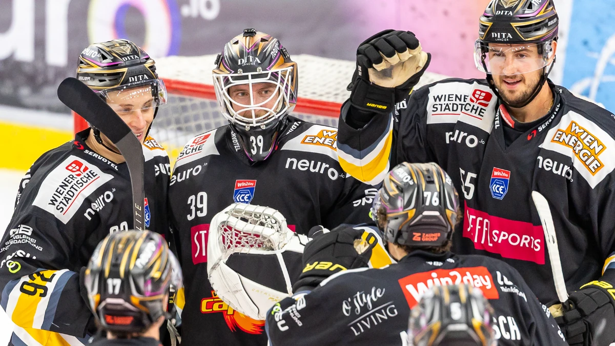 Das Bild zeigt #39 Adam Reideborn (Torhüter/Vienna Capitals) und #55 Raphael Wolf (Verteidiger/Vienna Capitals) bei einem Heimspiel gegen Fehérvár.