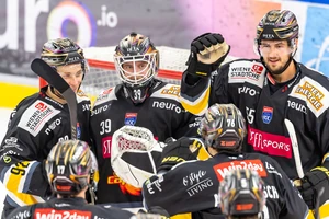 Das Bild zeigt #39 Adam Reideborn (Torhüter/Vienna Capitals) und #55 Raphael Wolf (Verteidiger/Vienna Capitals) bei einem Heimspiel gegen Fehérvár.