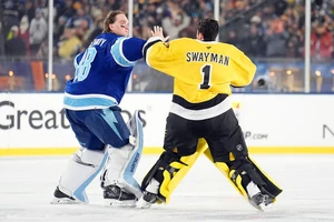 Goalie-Fight beim Freiluftspiel zwischen Tampa Bay und Boston.