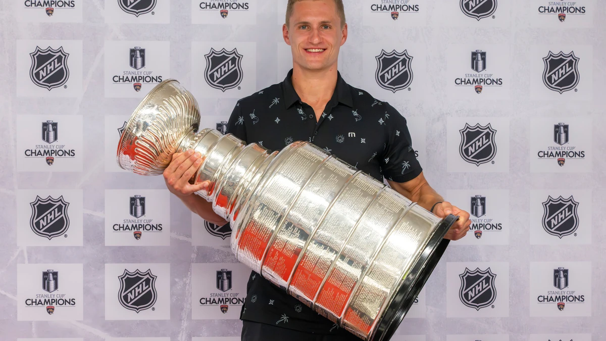 Nico Sturm hält den Stanley Cup in seinen Händen.